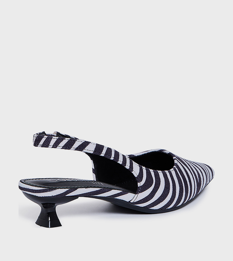 حذاء ليون بحزام خلفي بطبعة زيبرا