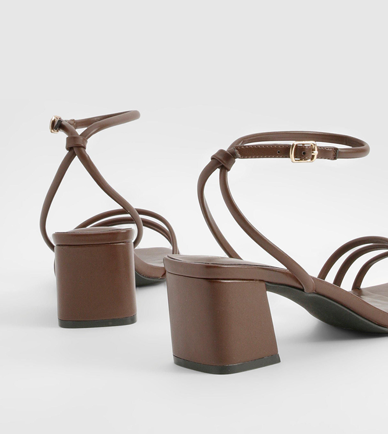 صندل كعب مربع بمقدمة مربعة