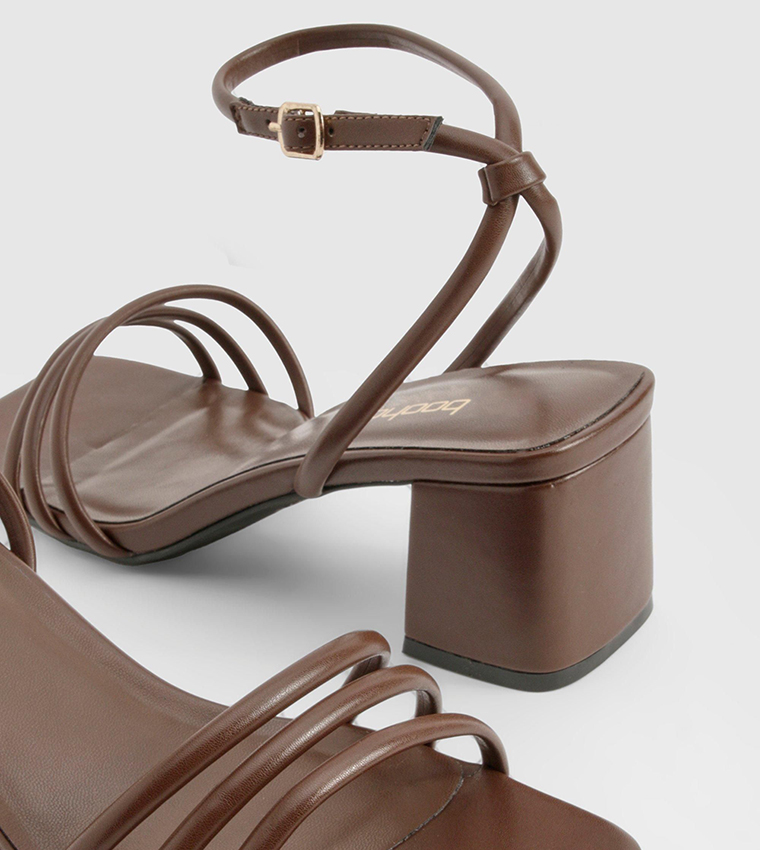 صندل كعب مربع بمقدمة مربعة