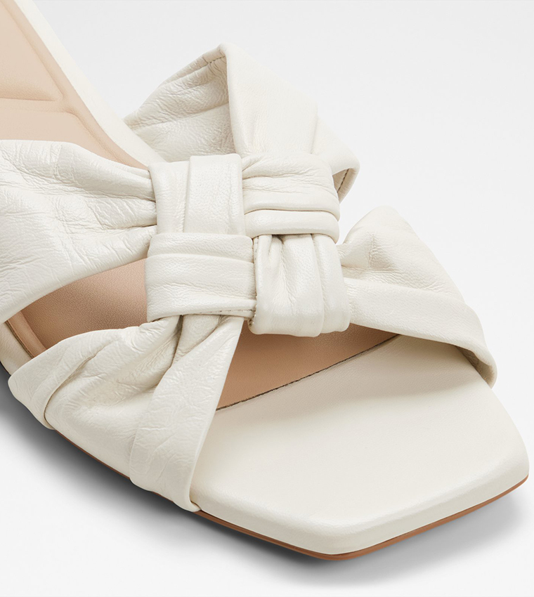 صندل فلات بمقدمة كريس كروس