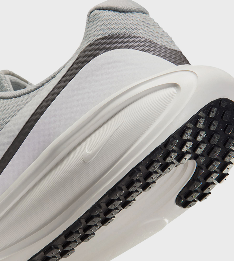 REVOLUTION 8 Running Shoes