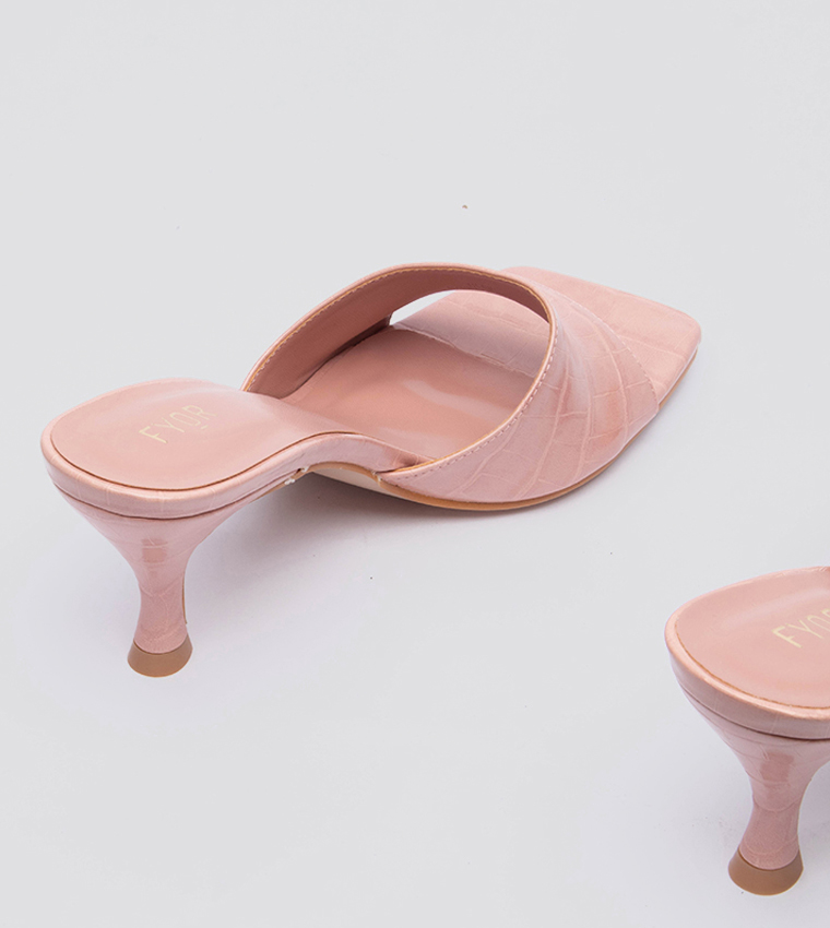 صندل كعب بمقدمة مفتوحة 