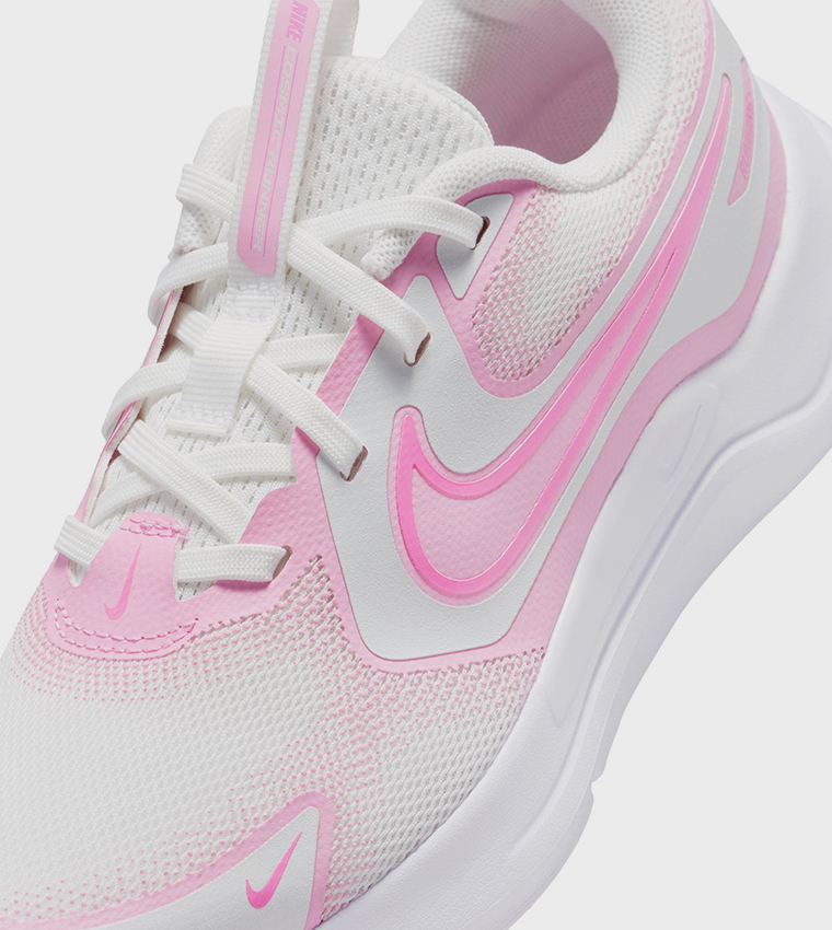 حذاء كوزميك رنر بتفاصيل متباينة ورباط