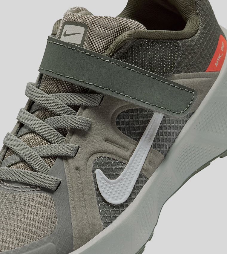 سنيكرز مترو تيك بشعار وحزام فليكرو