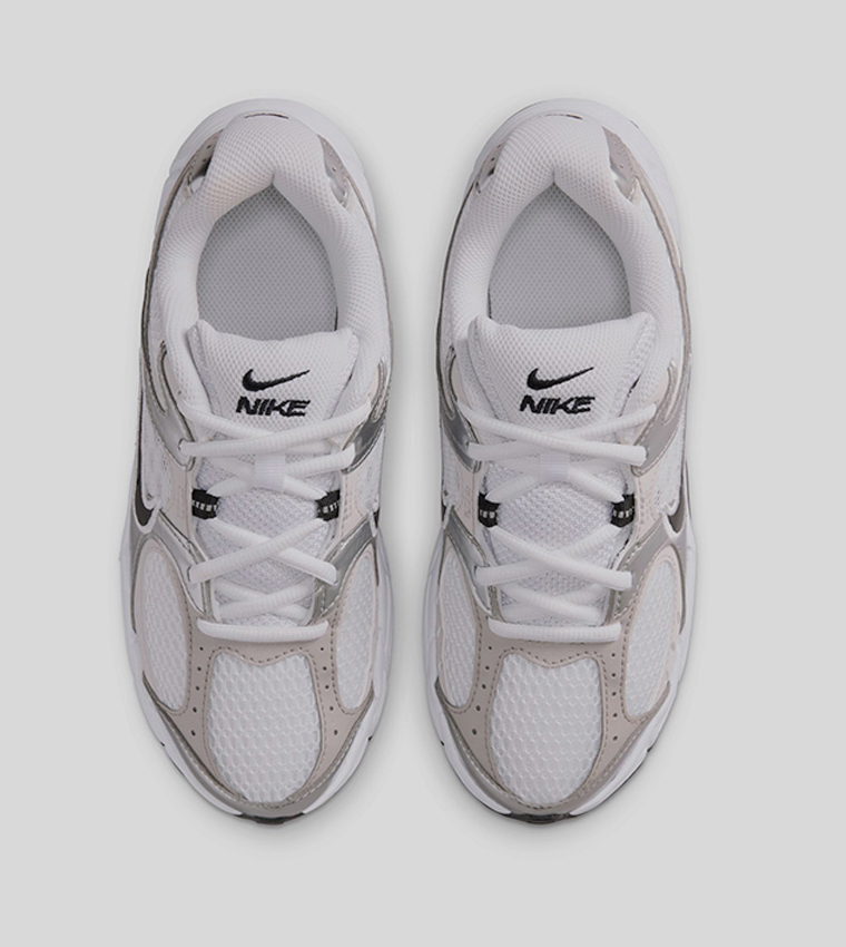 سنيكرز في 5 آر إن آر بشعار