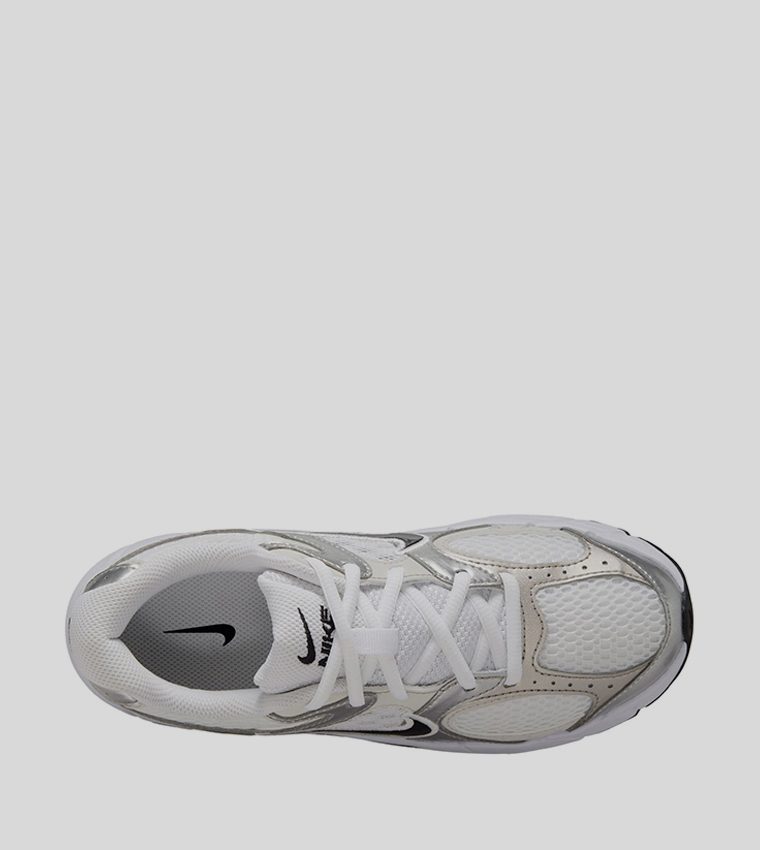 سنيكرز في 5 آر إن آر بشعار