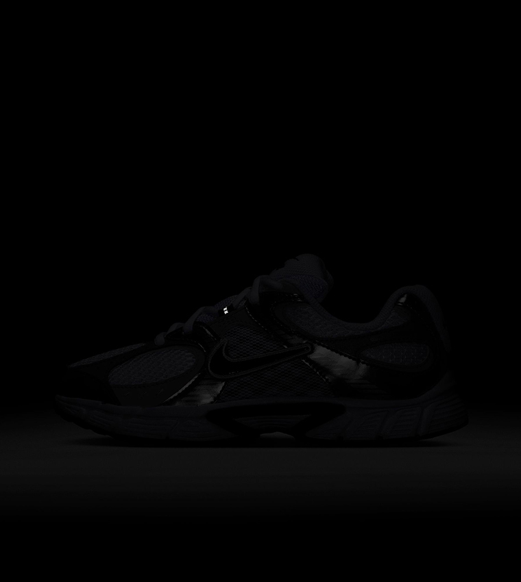 سنيكرز في 5 آر إن آر بشعار