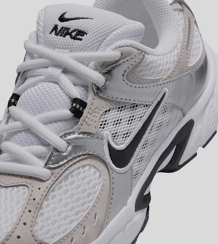 سنيكرز في 5 آر إن آر بشعار