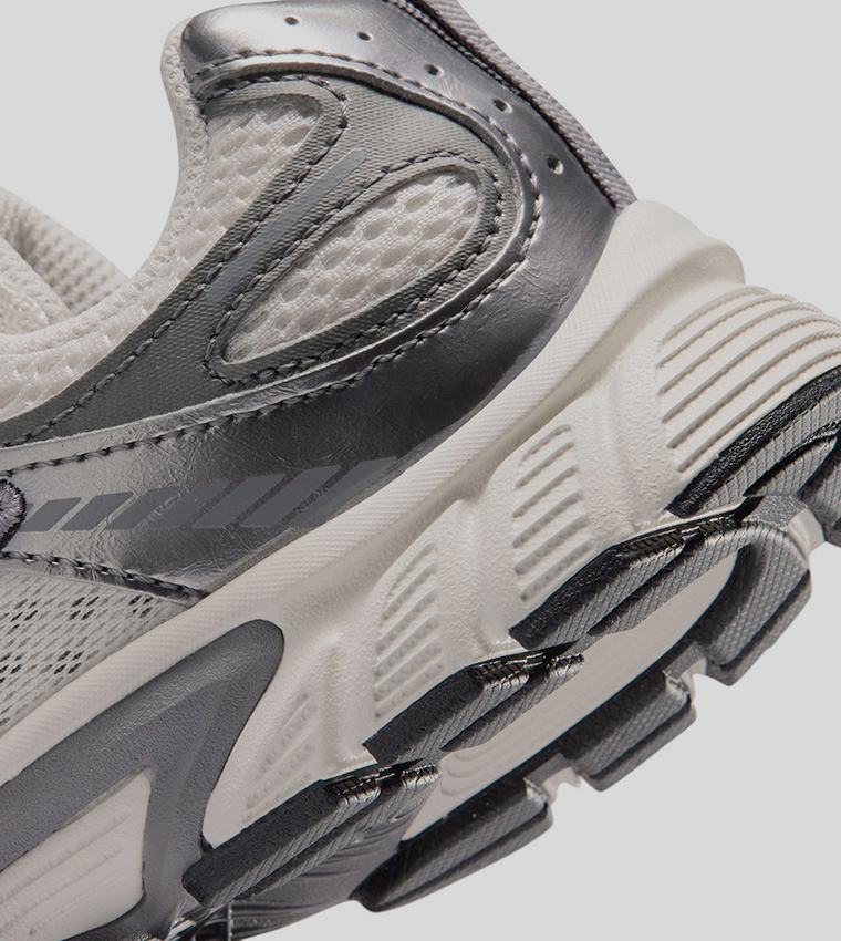 سنيكرز في 5 آر إن آر بشعار