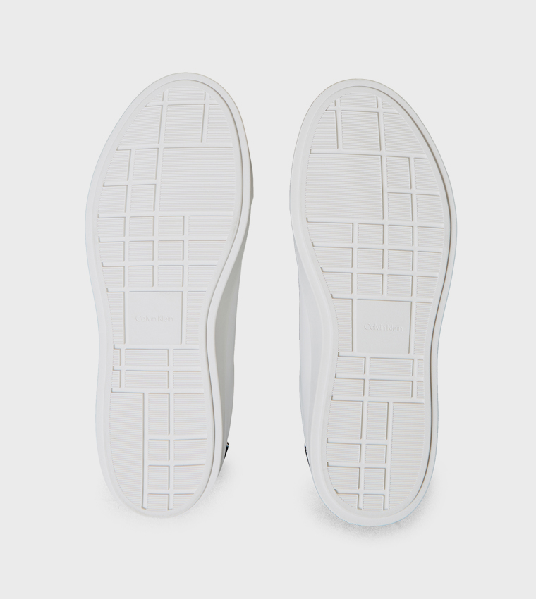 سنيكرز برباط بطبعة شعار 