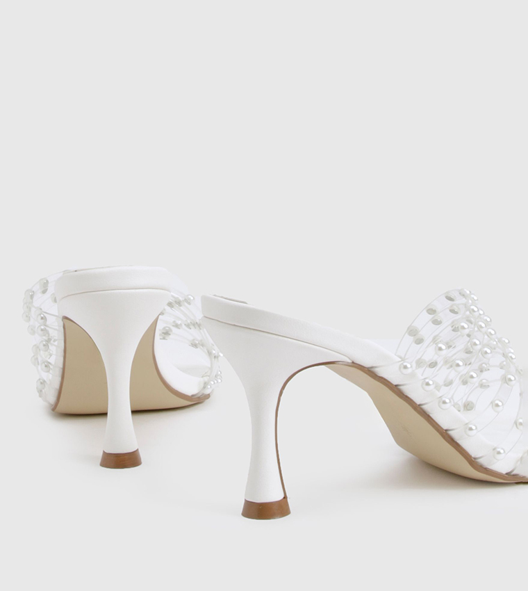 صندل بكعب مزين بلؤلؤ وأشرطة