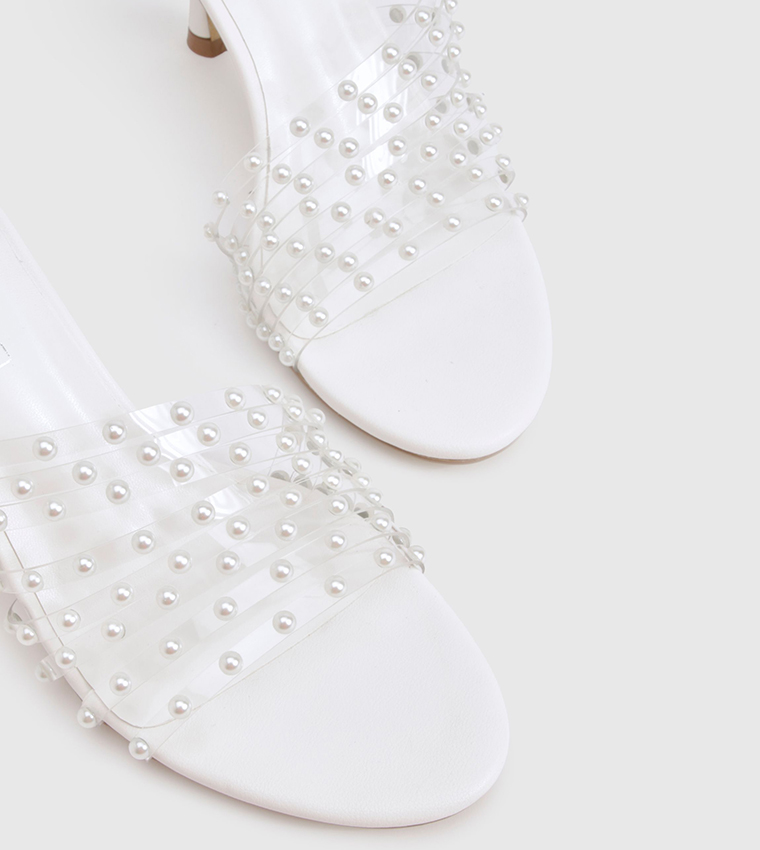 صندل بكعب مزين بلؤلؤ وأشرطة