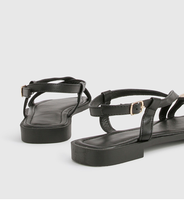 صندل مسطح بأشرطة متقاطعة