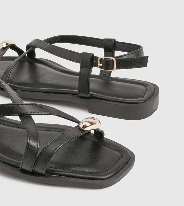 صندل مسطح بأشرطة متقاطعة