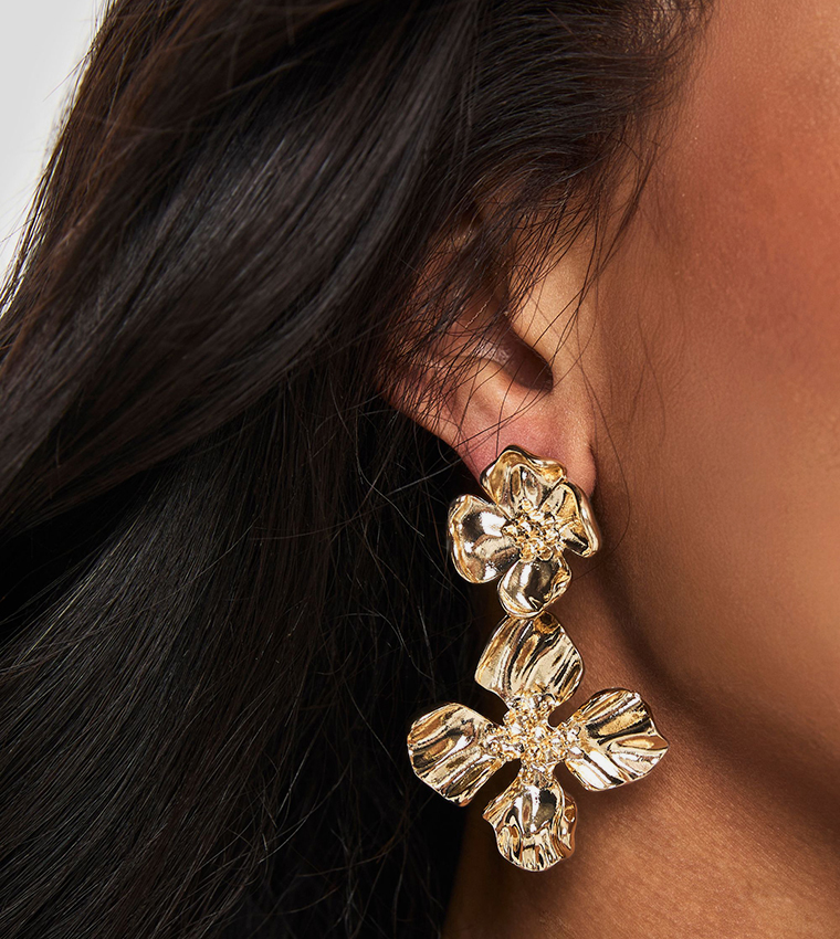 أقراط مزينة بالورود ذهبية 