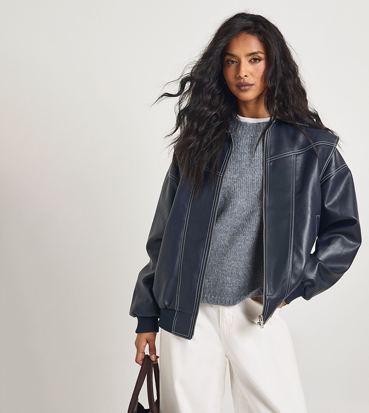 جاكيت بومبر جلد صناعي بخياطة متباينة