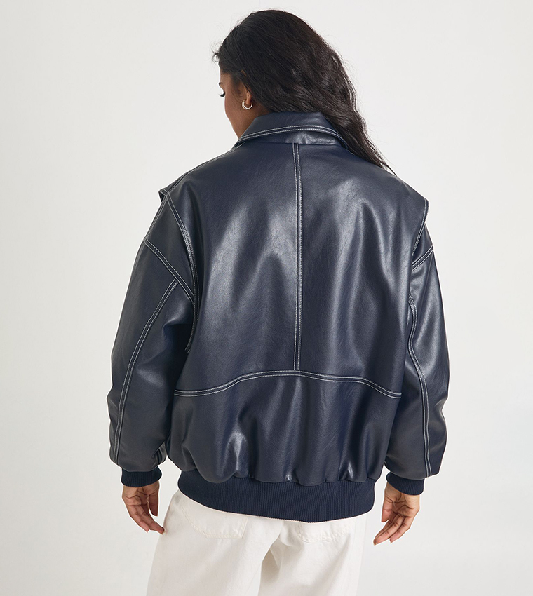 جاكيت بومبر جلد صناعي بخياطة متباينة