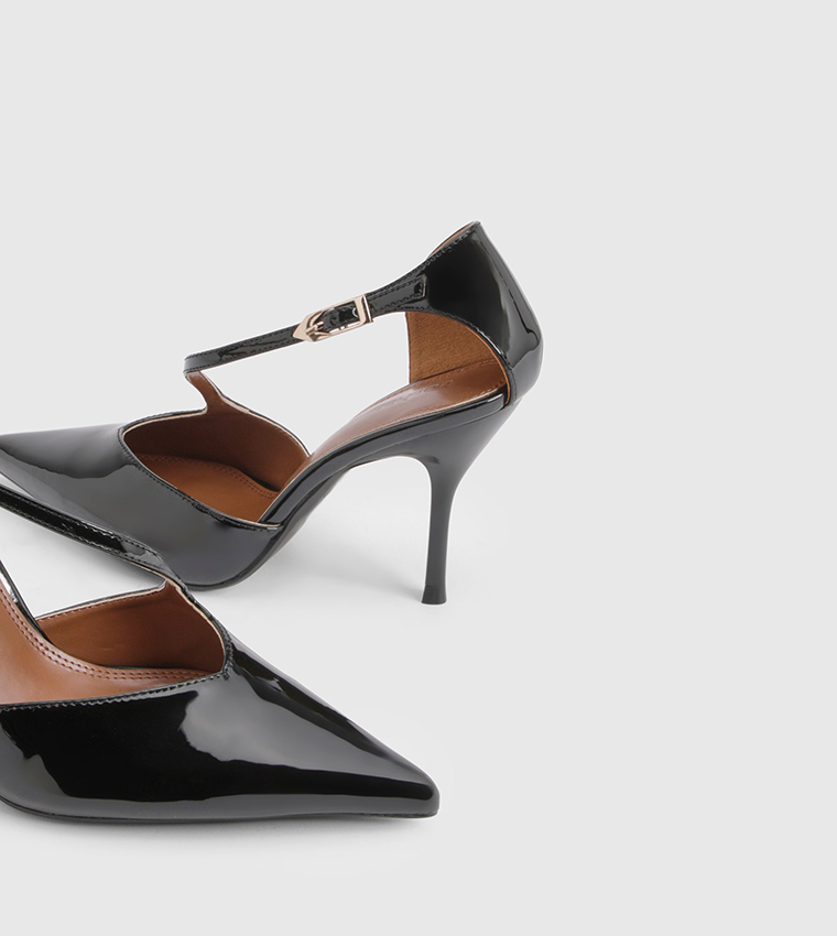 حذاء غير متماثل