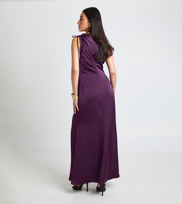 فستان ماكسي ساتان بدون كم بكشكشة عند الكتف