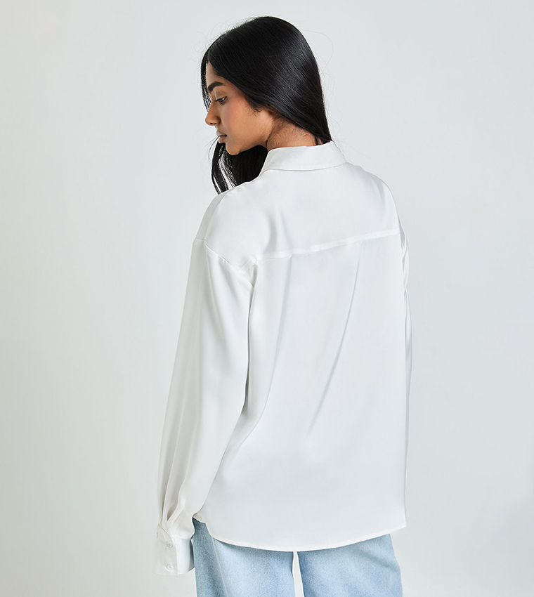 قميص ساتان كم طويل بأزرار