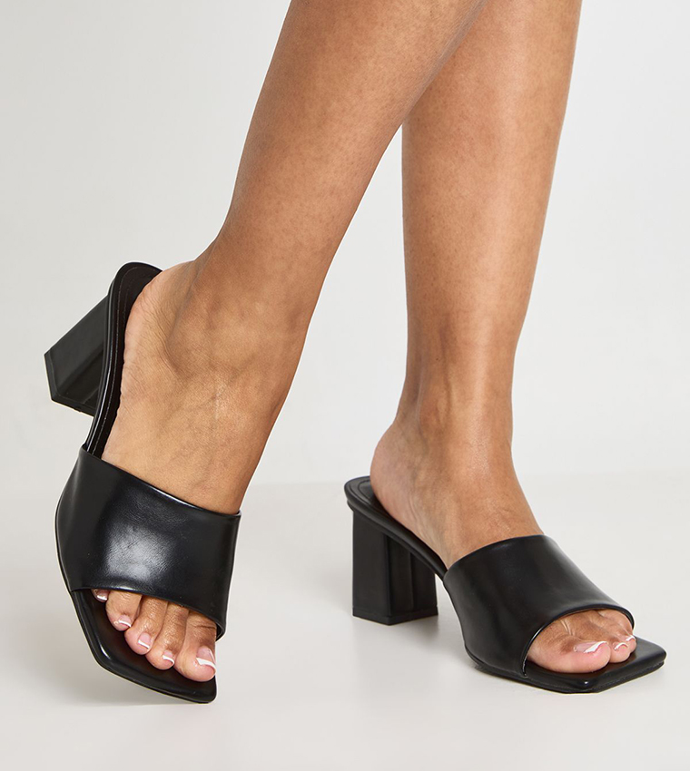 صندل بكعب عريض بمقدمة مفتوحة