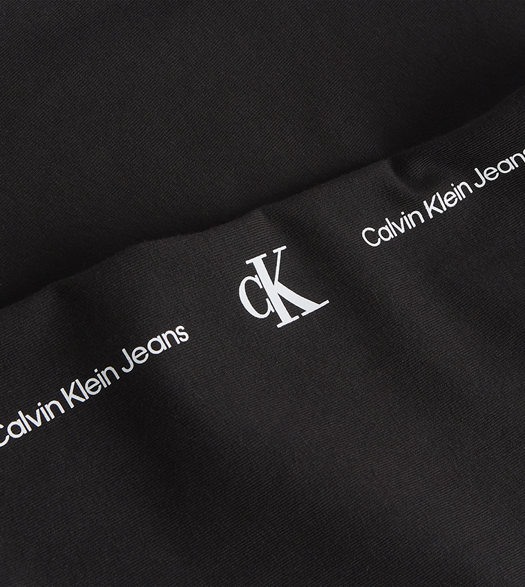 شورت بطبعة العلامة التجارية 