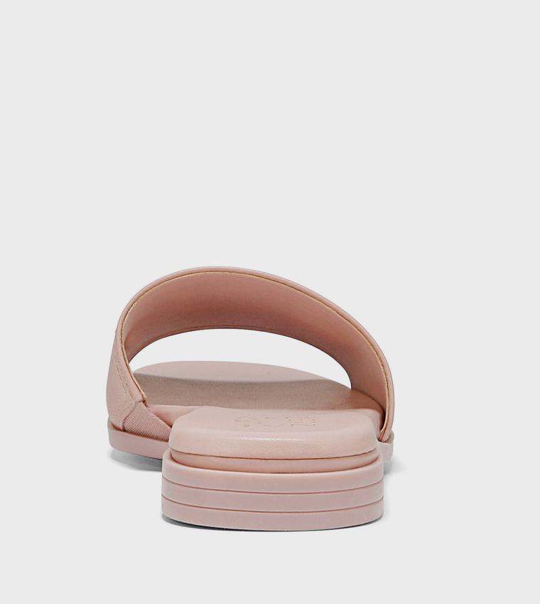 صندل بمقدمة مفتوحة