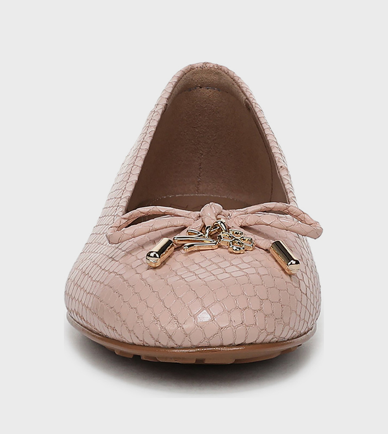 باليرينا أشلين بفيونكة ومقدمة مستديرة