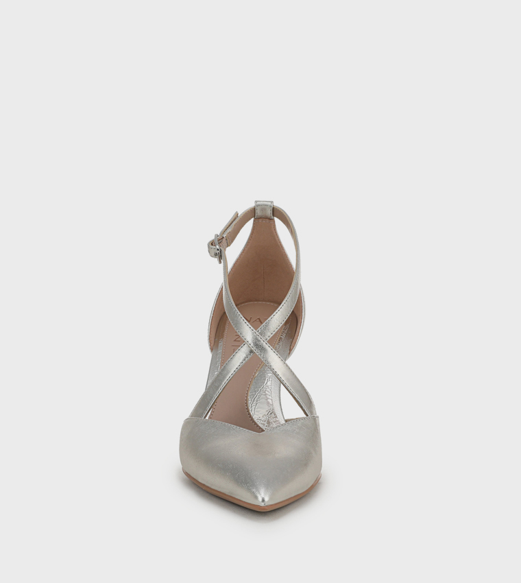 حذاء سادة بمقدمة مدببة 