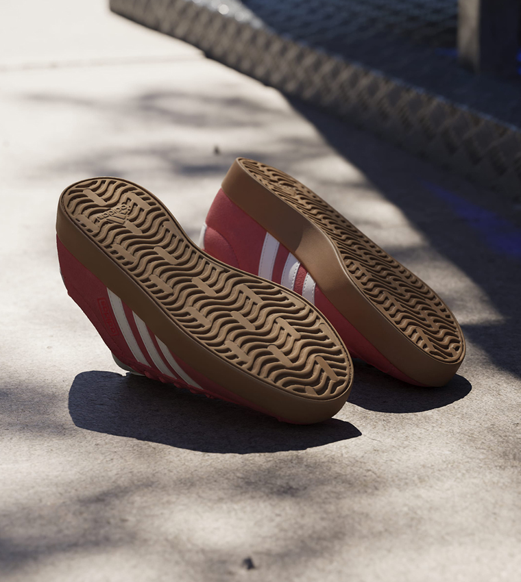 سنيكرز في إل كورت 3.0 مخطط برباط