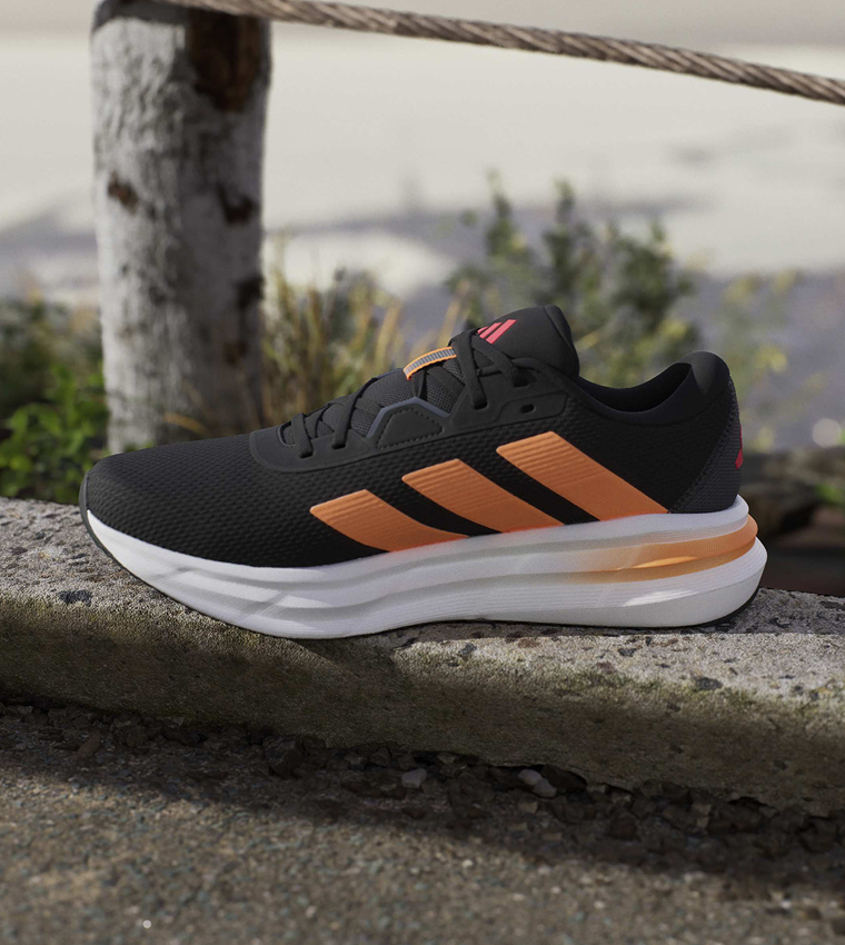 حذاء جري جالاكسي 7 مخطط برباط