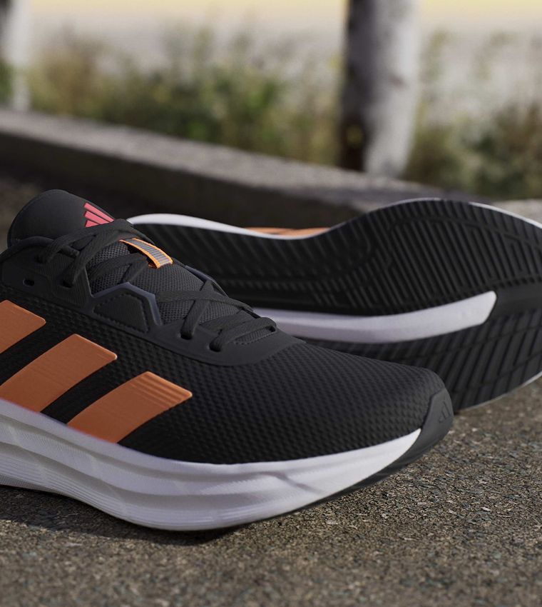 حذاء جري جالاكسي 7 مخطط برباط