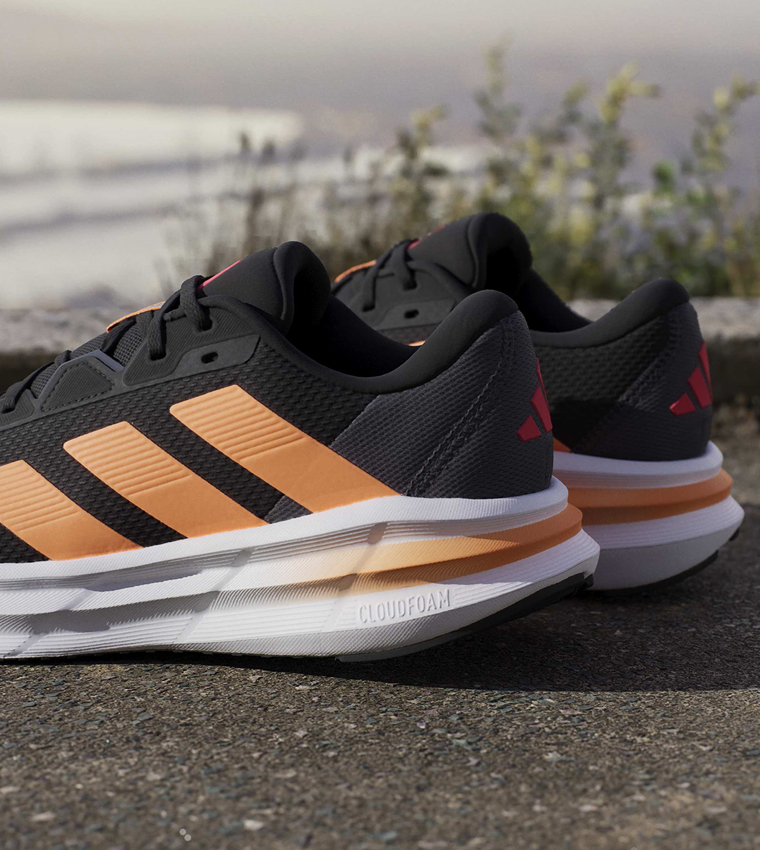 حذاء جري جالاكسي 7 مخطط برباط