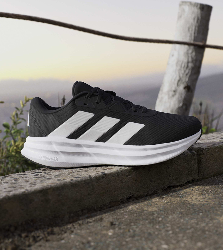 حذاء جري جالاكسي واسع جدًا مخطط برباط