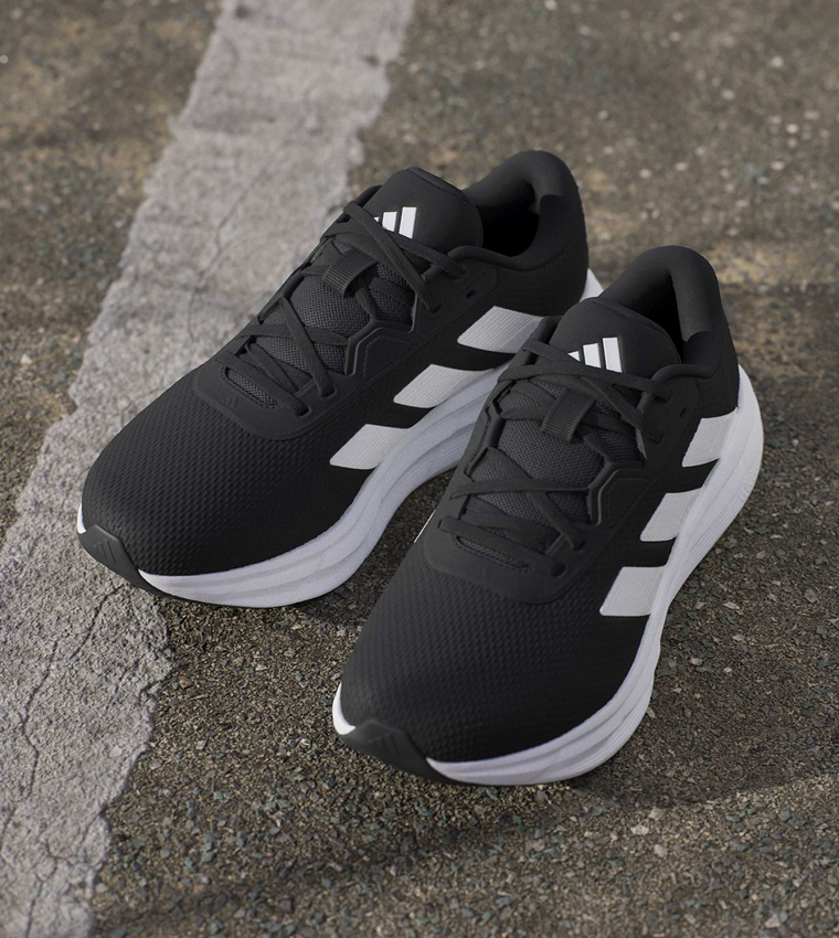 حذاء جري جالاكسي واسع جدًا مخطط برباط