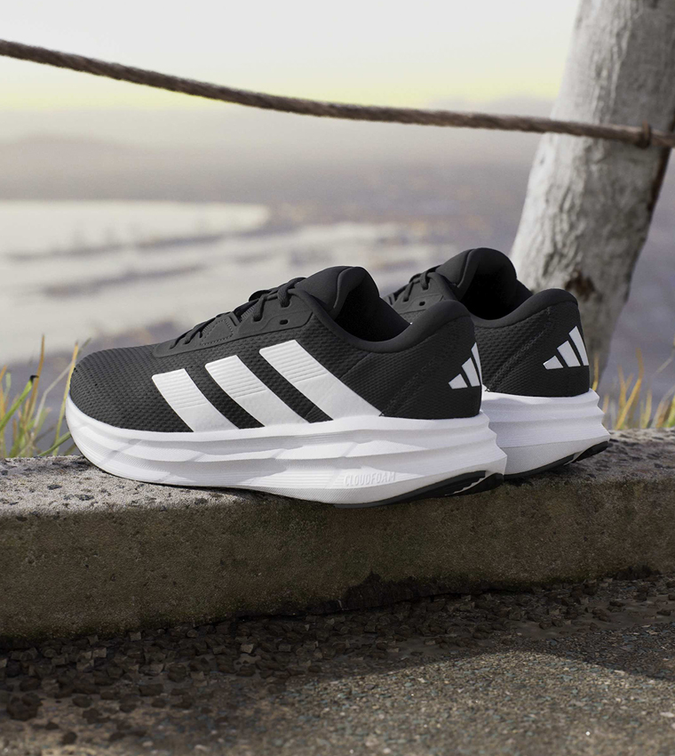 حذاء جري جالاكسي واسع جدًا مخطط برباط