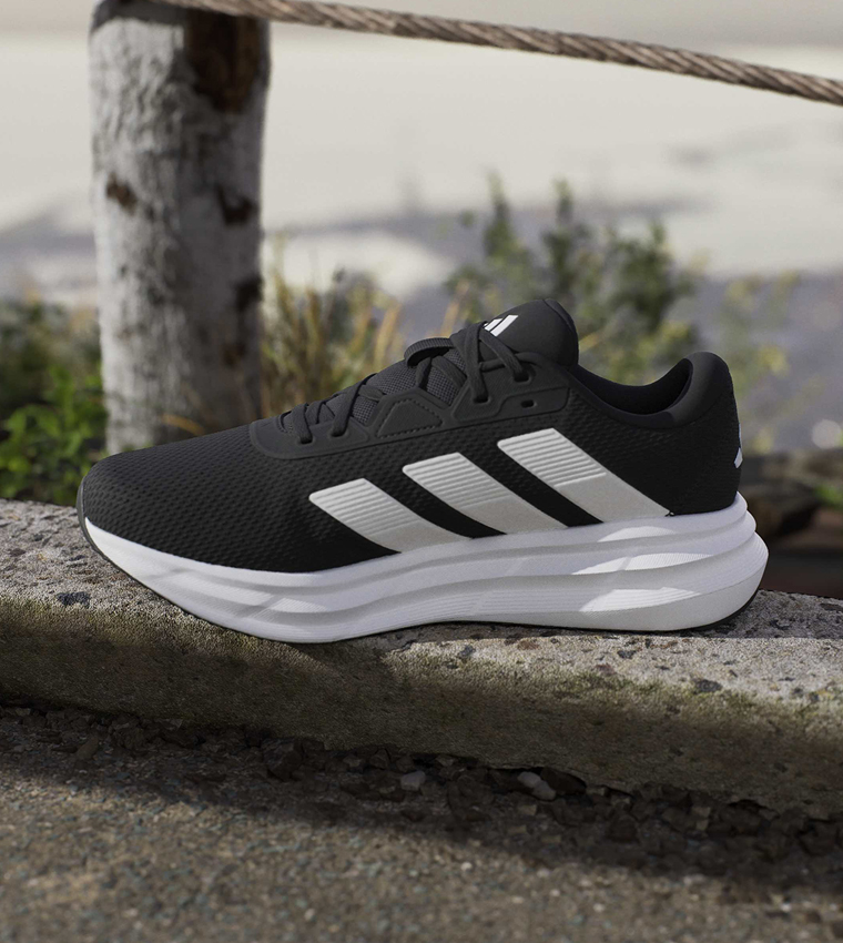 حذاء جري جالاكسي واسع جدًا مخطط برباط