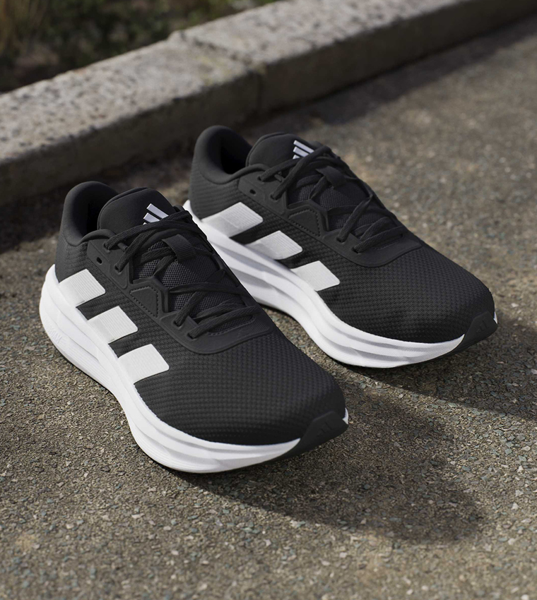 حذاء جري جالاكسي واسع جدًا مخطط برباط