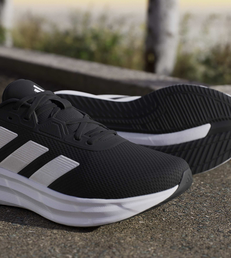 حذاء جري جالاكسي واسع جدًا مخطط برباط