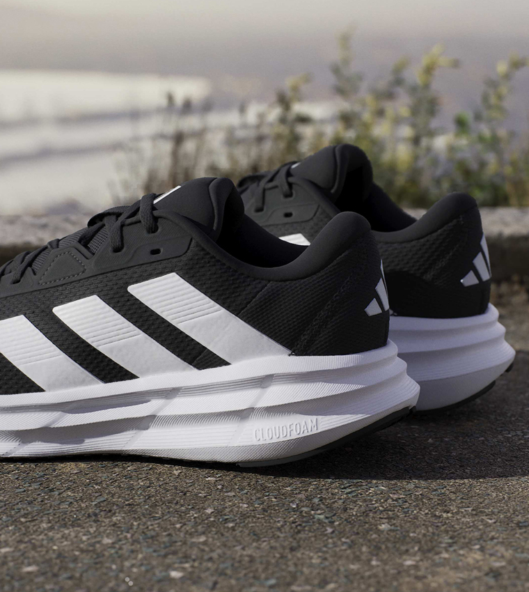 حذاء جري جالاكسي واسع جدًا مخطط برباط