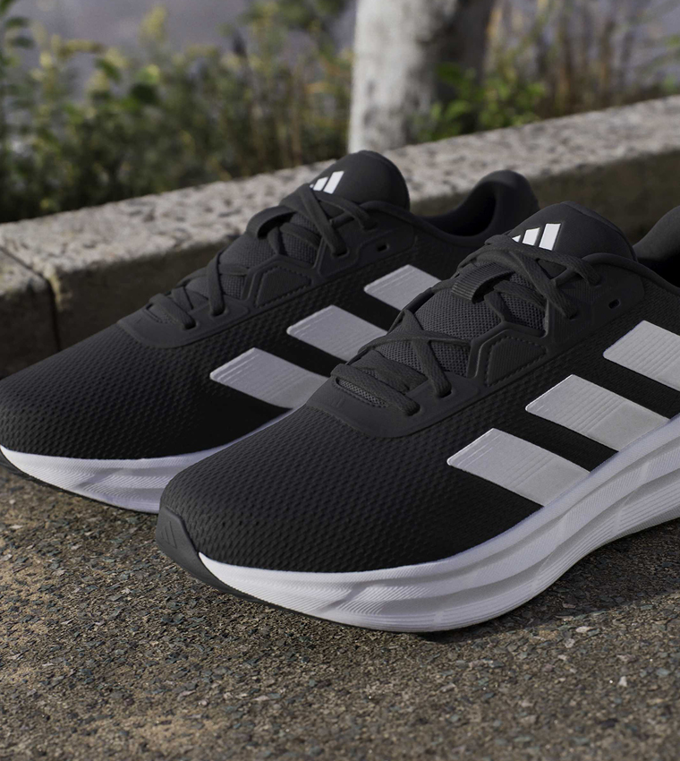 حذاء جري جالاكسي واسع جدًا مخطط برباط