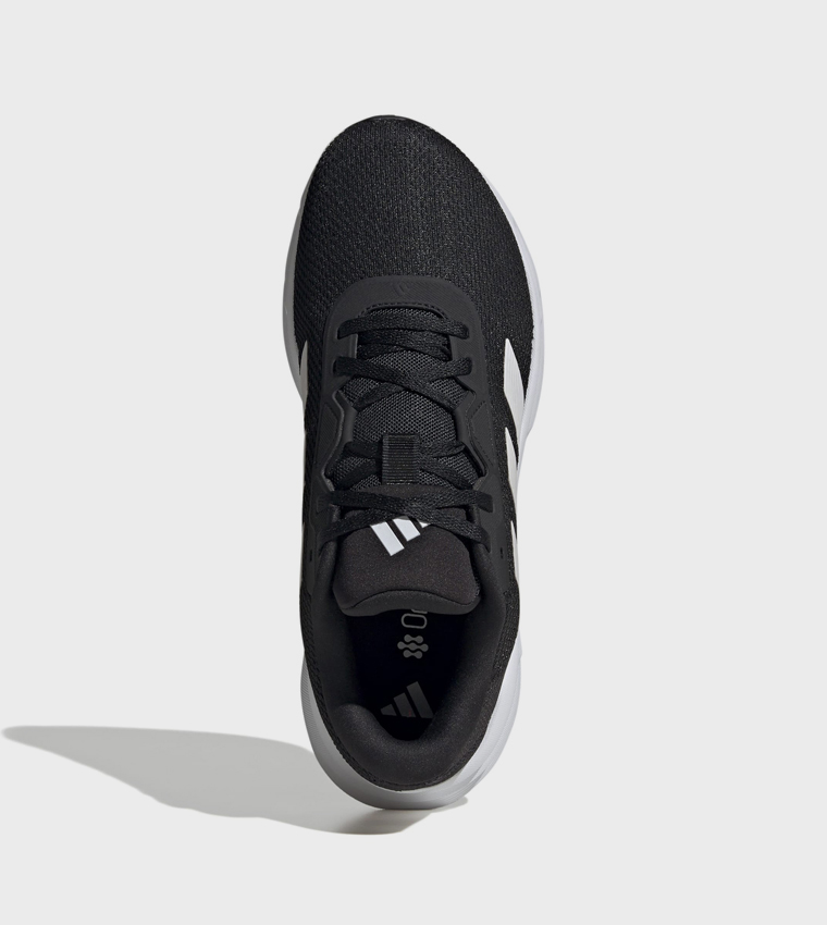 حذاء جري جالاكسي واسع جدًا مخطط برباط