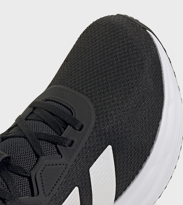 حذاء جري جالاكسي واسع جدًا مخطط برباط