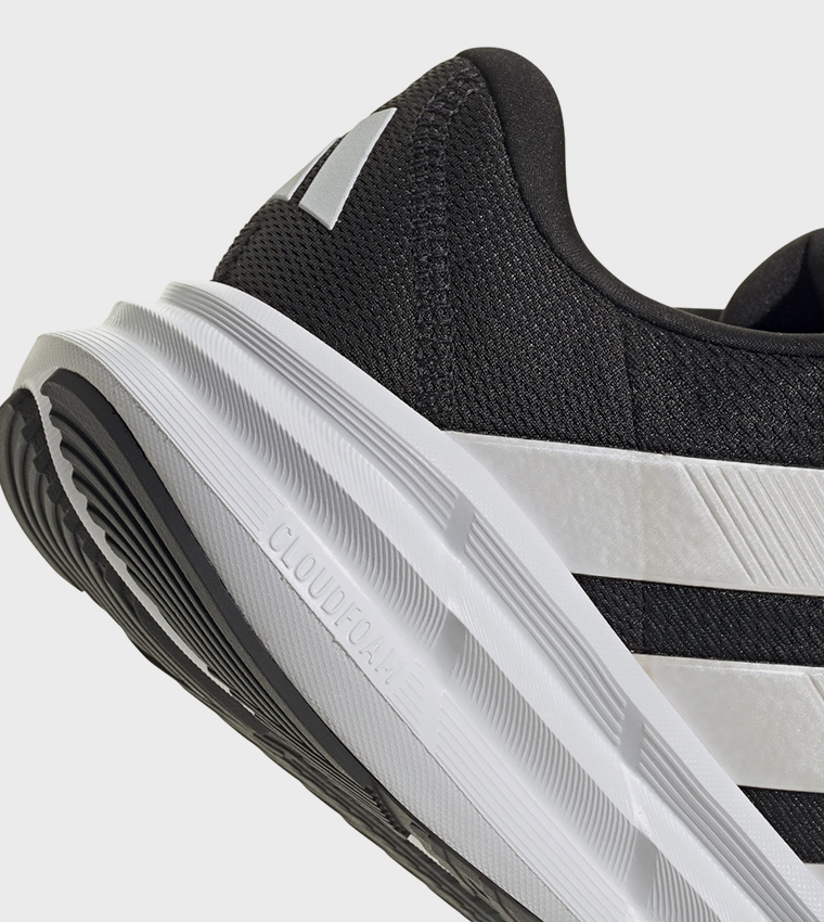 حذاء جري جالاكسي واسع جدًا مخطط برباط