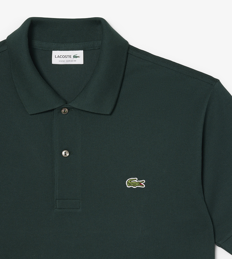 تيشيرت بولو بشعار وكم قصير