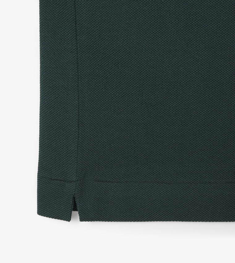 تيشيرت بولو بشعار وكم قصير