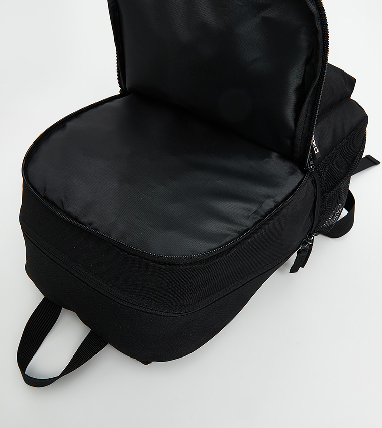 شنطة ظهر بجيوب وطبعة 