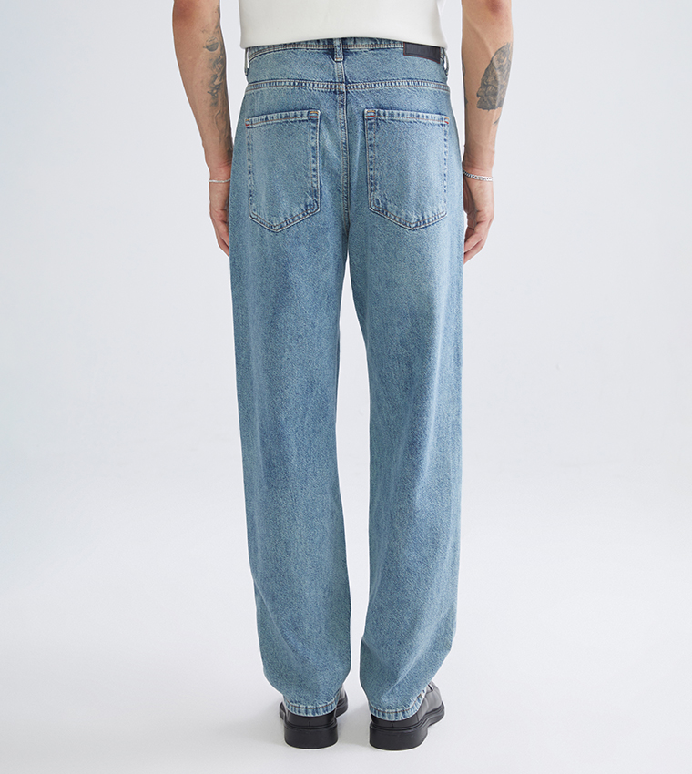 جينز واسع مغسول 