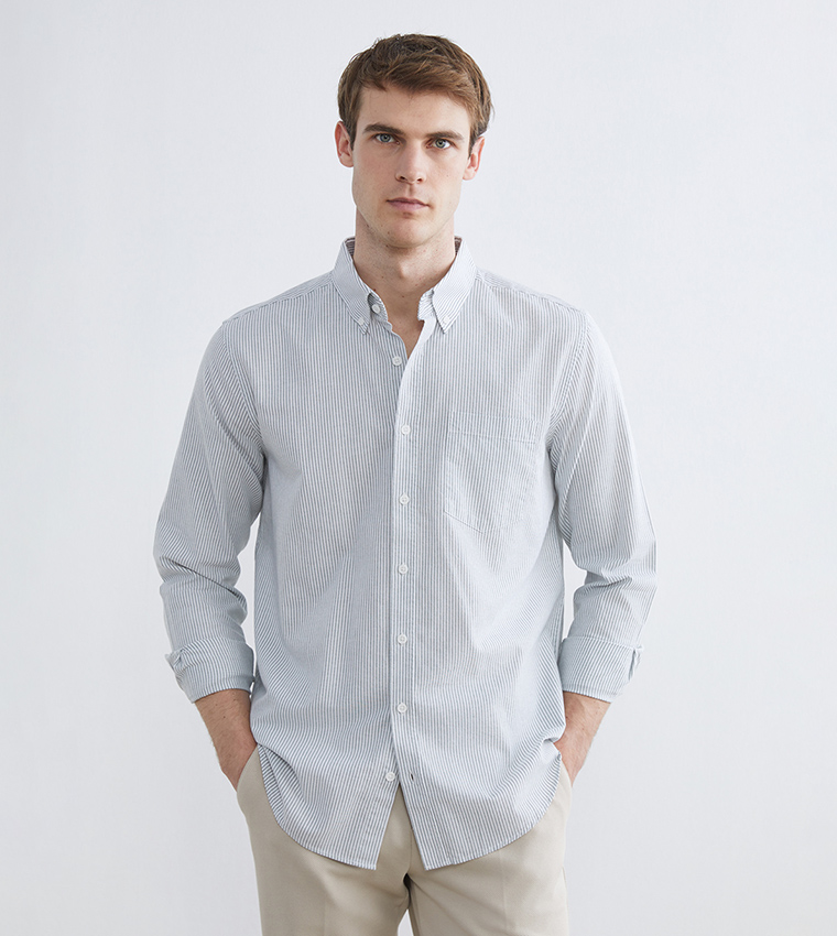 قميص مخطط بكم طويل وقصة عادية