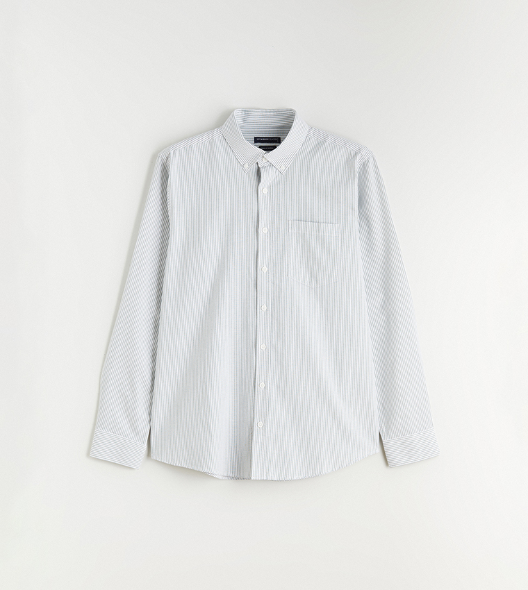 قميص مخطط بكم طويل وقصة عادية